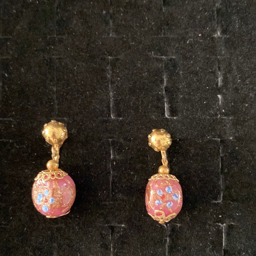 Vintage screw on dangling earrings. E6